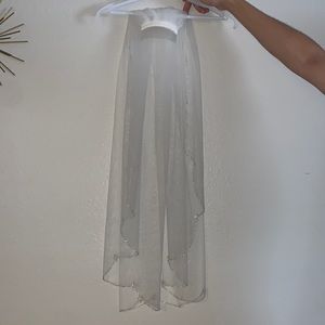 White scalloped edge wedding veil